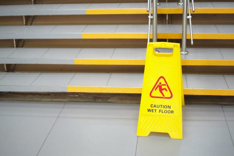 Tipos de Señales para Pisos Resbalosos: ¿Cuál Elegir para tu Entorno?